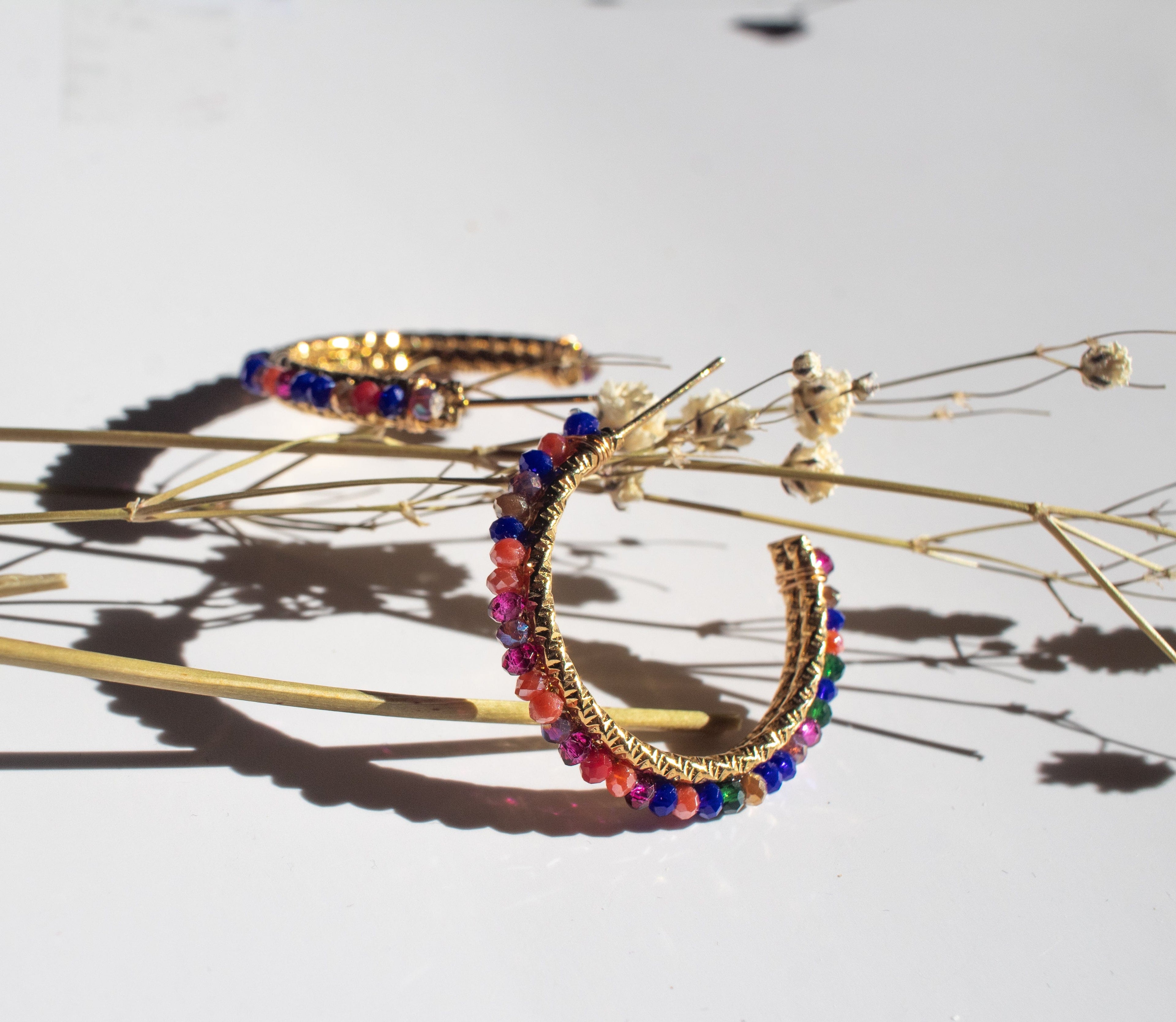 Les bijoux d'Hani Boucles d'oreille JAIME | Créoles en C en perles de verres
