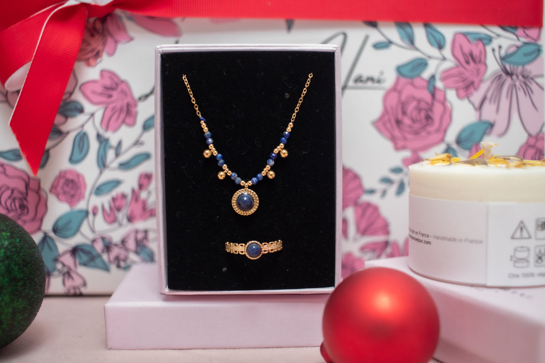 AMONIDA Ensemble Collier et Boucles d'oreilles de Noël, Ensemble de Bijoux  de Noël pour Femme avec Emballage Transparent Joyeux et Romantique pour  Fille pour le Nouvel An : .fr: Mode